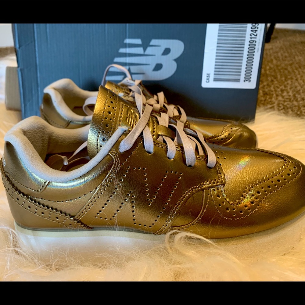 NWOT Gold New Balance 520
